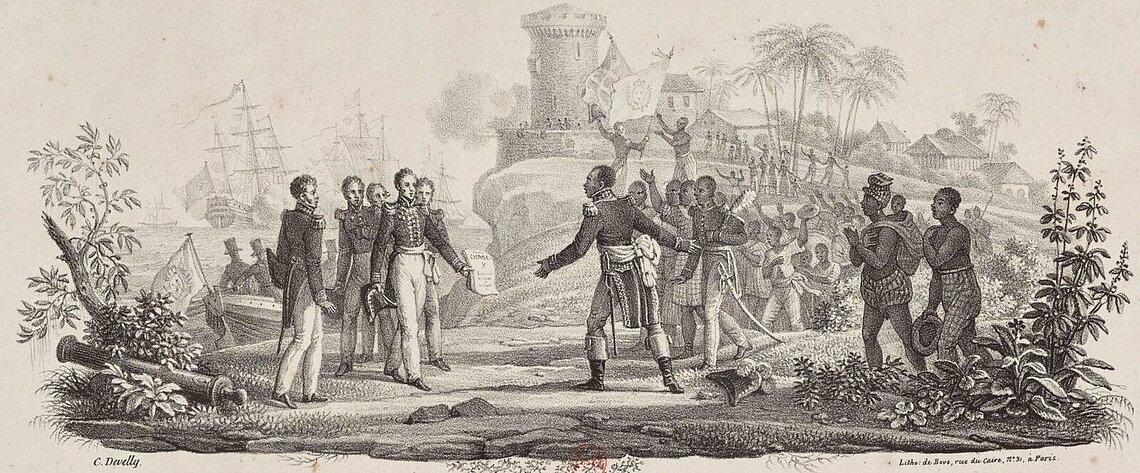 Lithographie von Jean-Charles Develly, 1825: Eine historische Szene zeigt den formellen Moment der Anerkennung der haitianischen Unabhängigkeit durch König Charles X. Auf der linken Bildseite stehen mehrere europäische Offiziere in Uniform, einer hält ein Dokument in der Hand. Auf der rechten Seite begrüßen sich mehrere haitianische Offiziere und Soldaten, während Zivilisten im Hintergrund jubeln. Im Hintergrund sind eine Festung auf einem Hügel, Palmen, ein Dorf mit Häusern und mehrere Segelschiffe im Wasser zu sehen. 