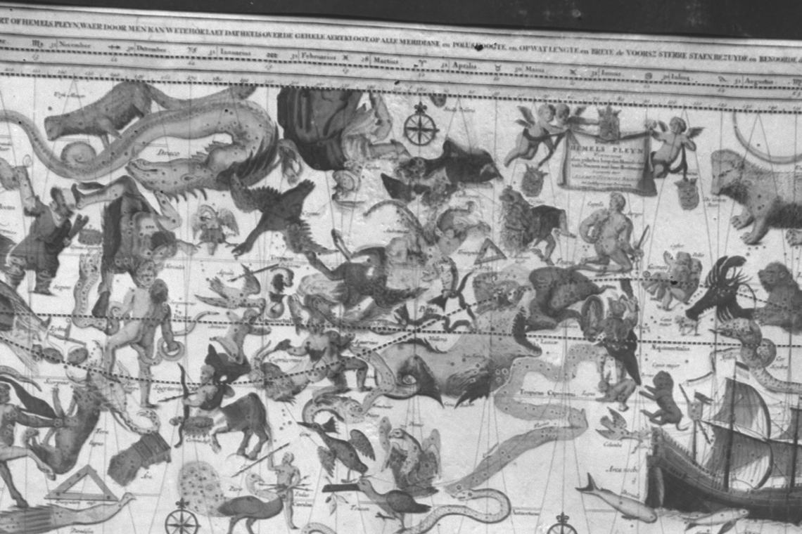 Schwarz-weiße Linienzeichnung auf Kacheln, mit zahlreichen mythologischen Figuren, Tieren und Schiffen.