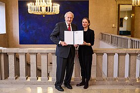 Akademiepräsident Markus Schwaiger übergibt Preisträgerin Iryna Klymenko die Urkunde.